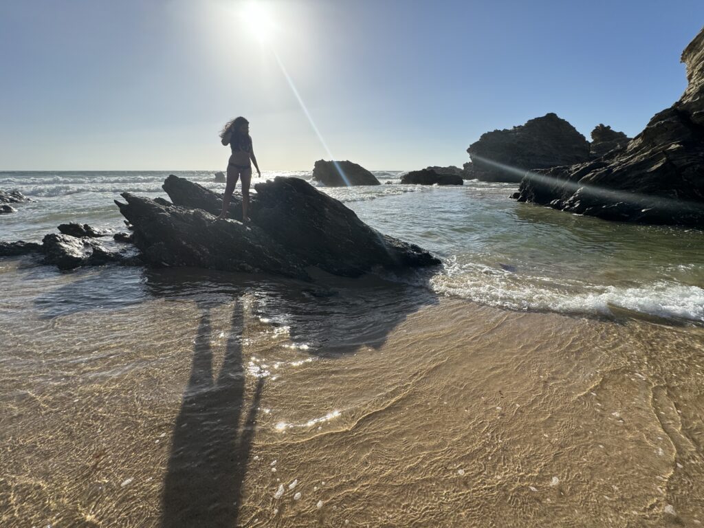 Silvia am Meer in Süd-Portugal