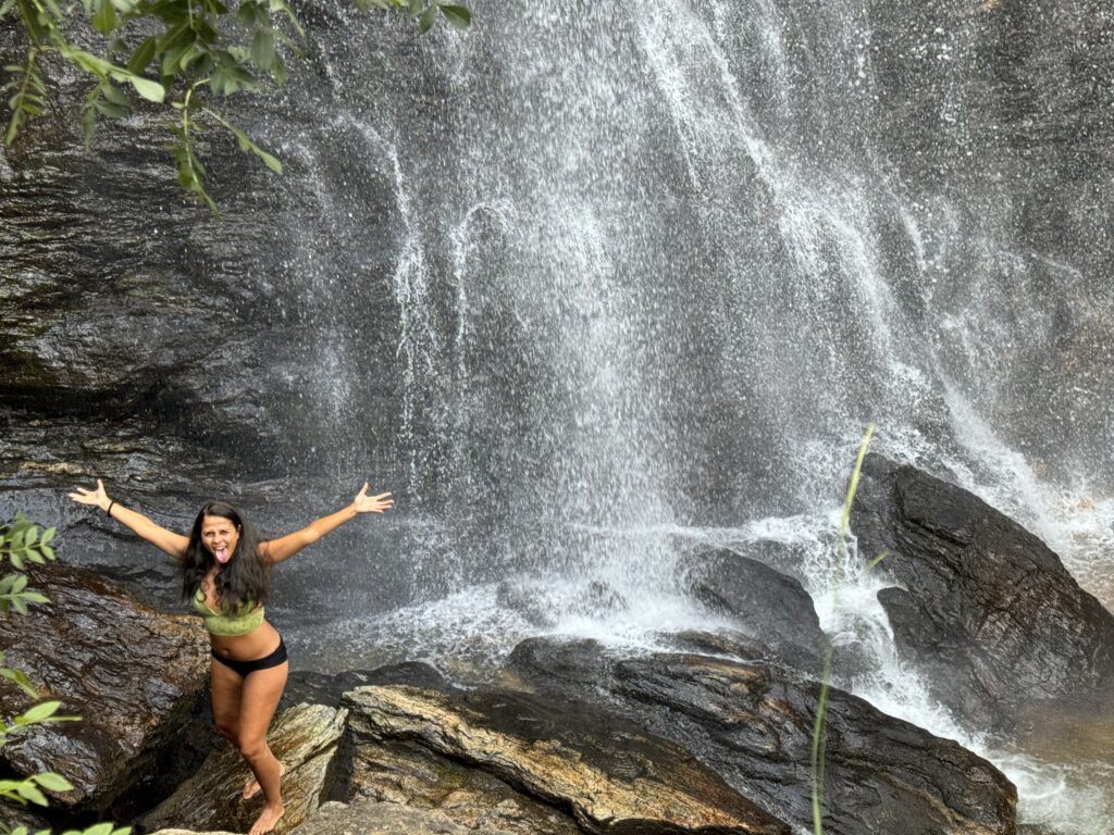 Silvia am Wasserfall in Nord-Portugal